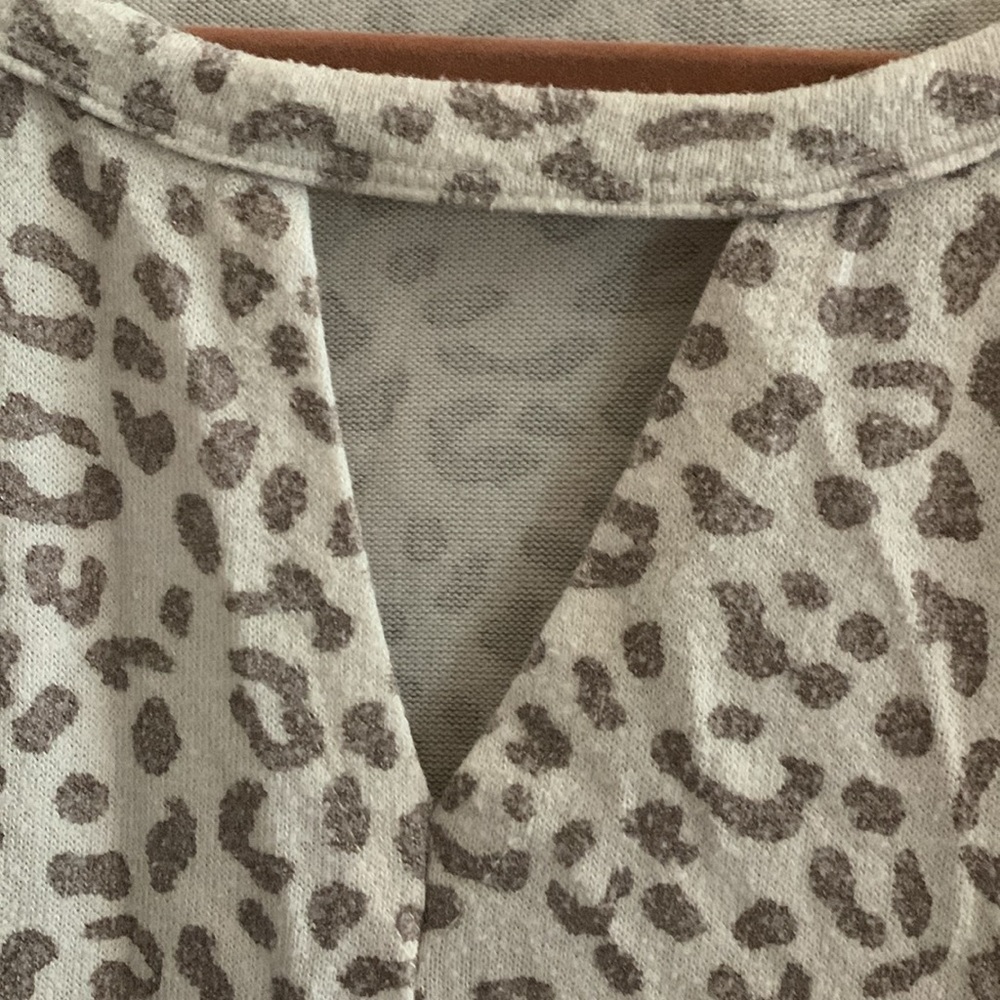 Bobeau Leopard Top - Picture 3 of 4